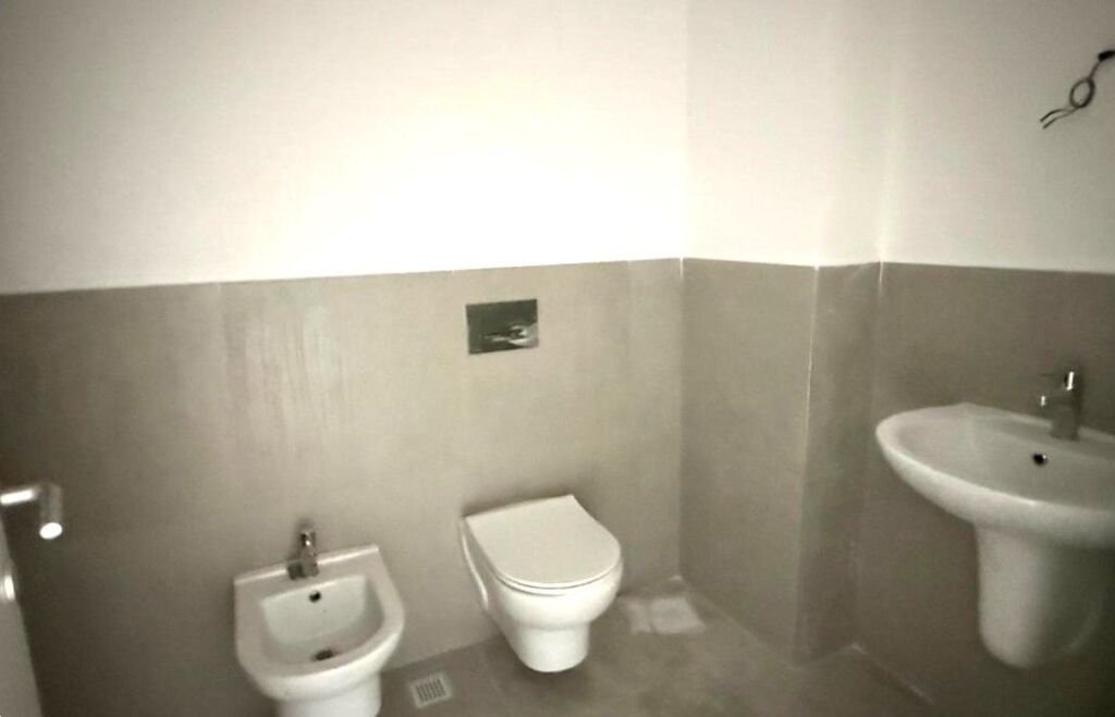 Zyre Me Qera prane Rruges se Elbasanit (ID BZ27102) Tirane