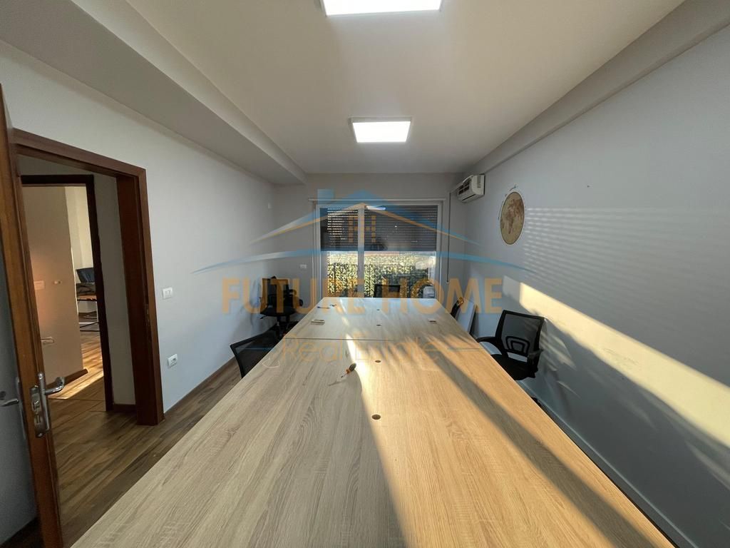 Qira, Ambient per zyra+2 Poste Parkimi, 21 Dhjetori