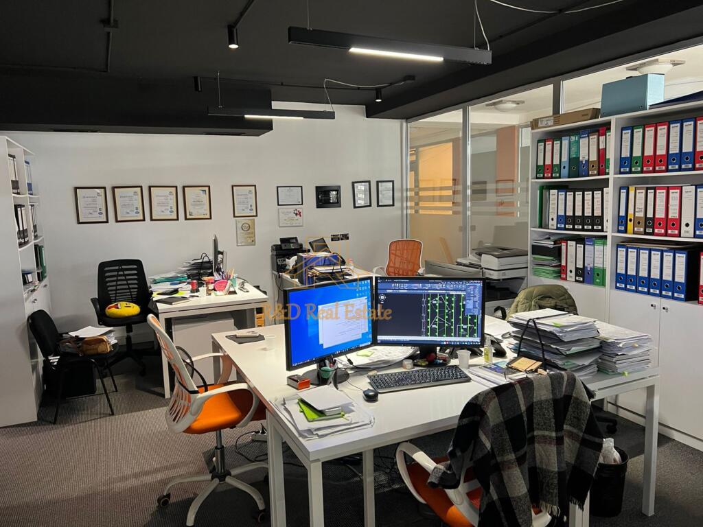 🏢 AMBIENT ZYRE ME QERA – Pazari i Ri, Tiranë