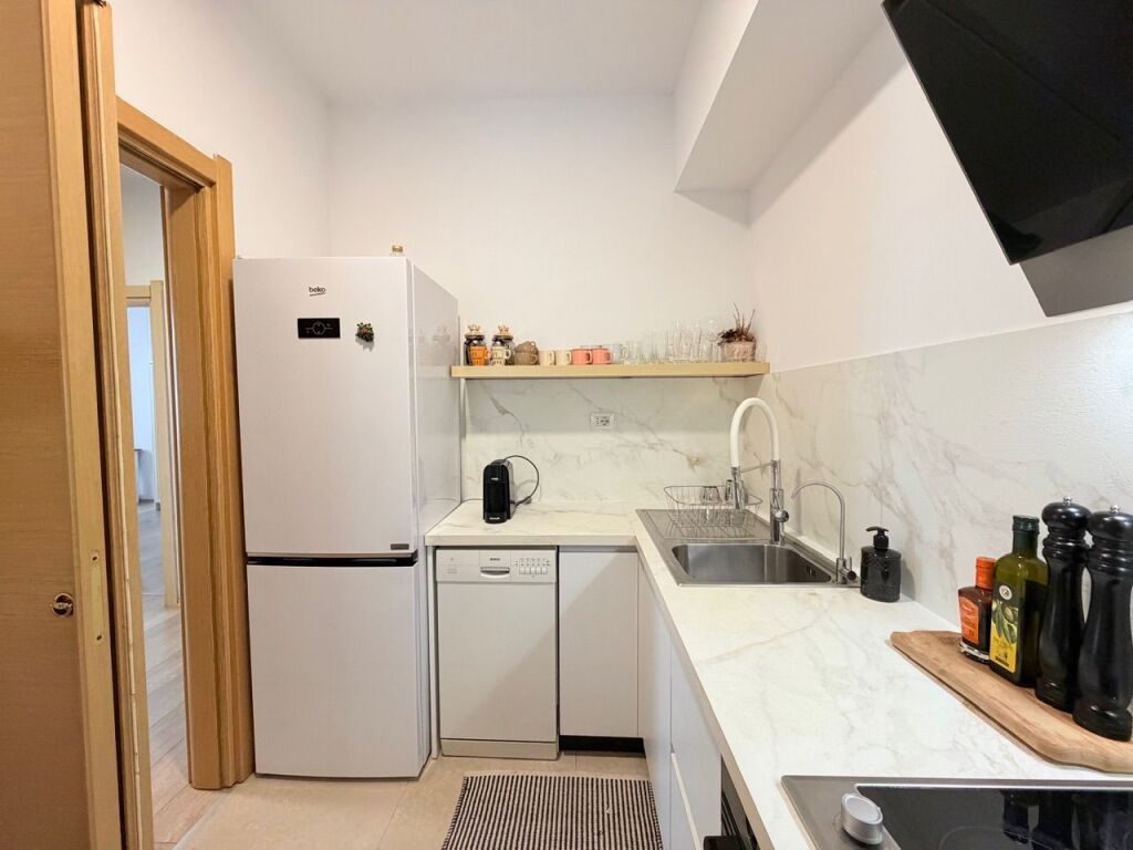 SHITET apartament 3+1 plot dritë tek HIPOTEKA e Tiranës