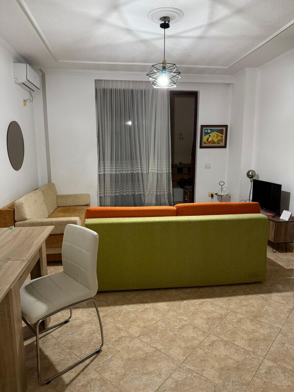 Jepet me qera 2+2 te treni mobiluar ashensor 599 eu