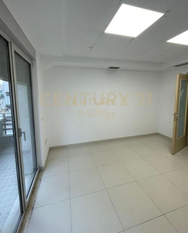 ✨ Jepet me Qira – Ambient i Madh Zyre pranë Librit Universitar 📍