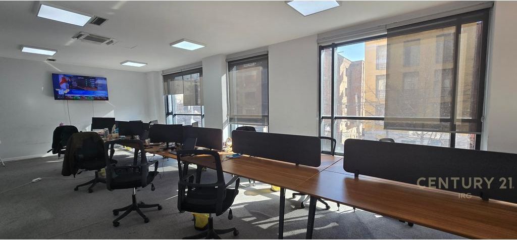 AMBIENT BIZNESI NE RR. HOXHA TAHSIM!