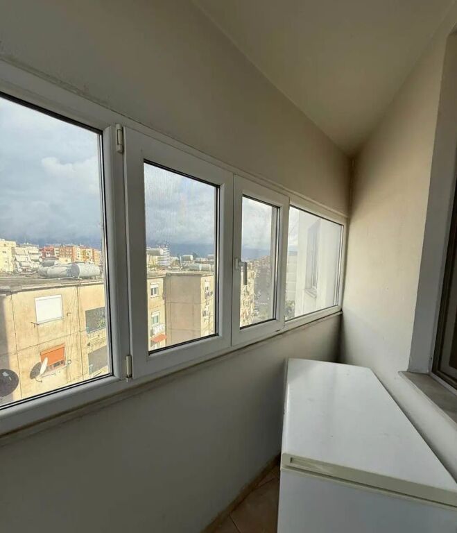 Shitet apartament 2+1 tek Irfan Tomini