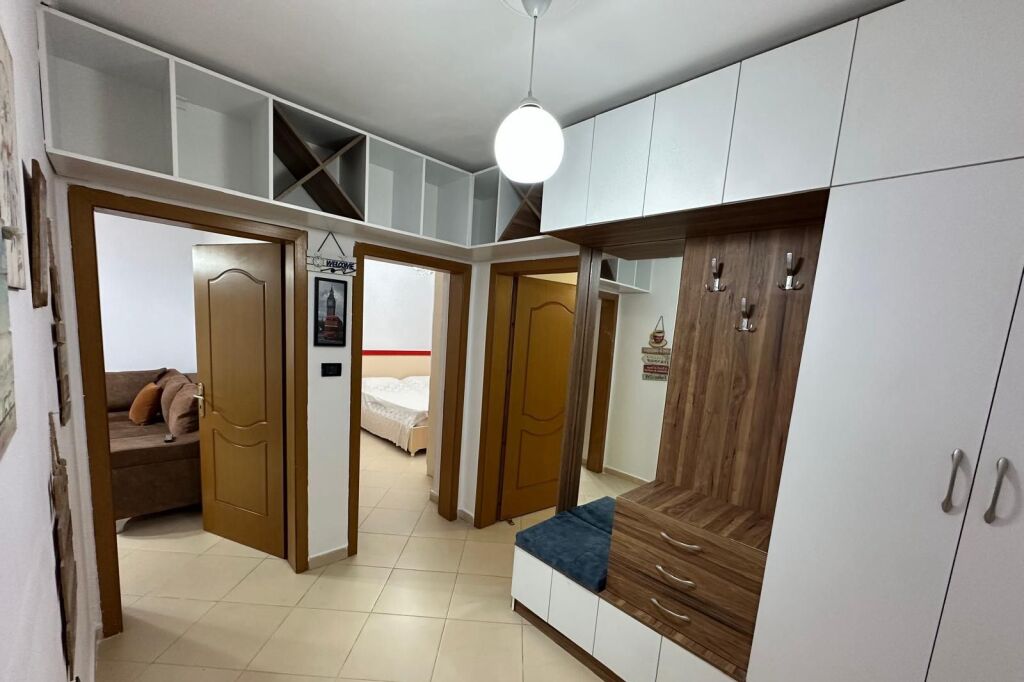 🏢Prane Urgjences se Pediatrise,Rruga Ali Baushi jepet me qera apartament 2+1, i mobiluar 55,000 Leke   