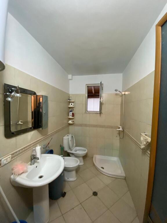 Shitet Apartament 1+1 Tek Shkembi i kavajes