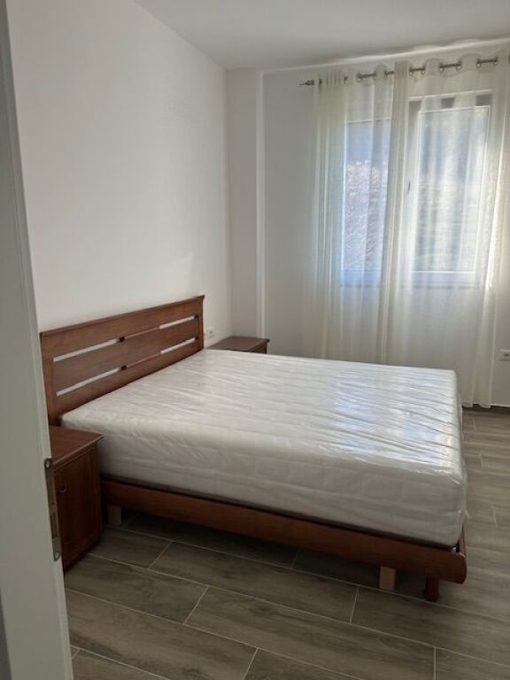 Apartament 2+1+2 poste parkimi në Kombinat I sapo mobiluar