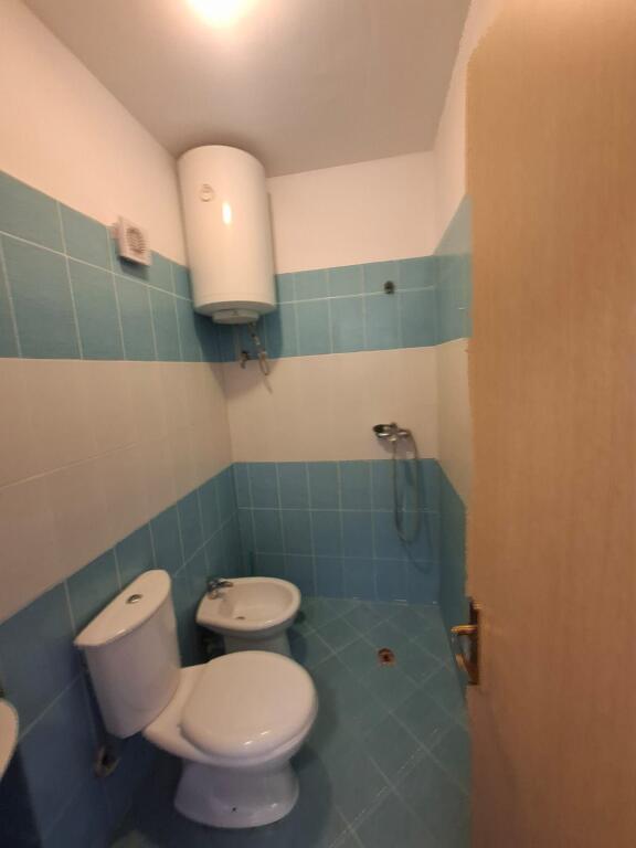 Jepet me Qera Apartament 2+1+2 Ne Plazh Hekurudha