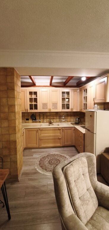 Shiten 2 hyrje të bashkangjitura (1+1) dhe një garsoniere,
