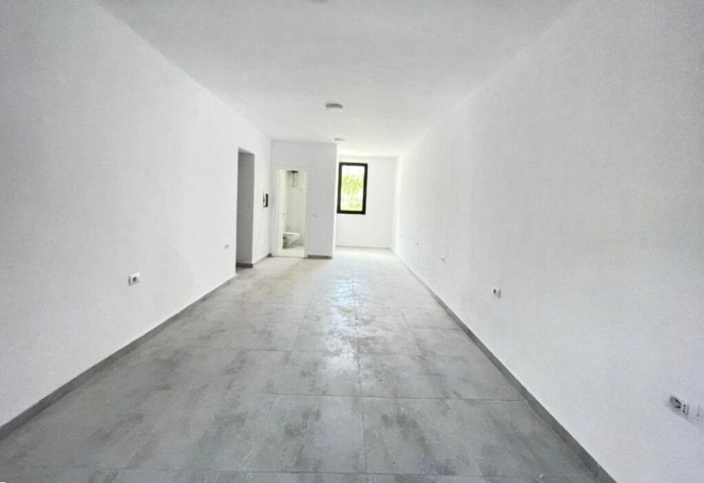 Dyqan Ne Shitje Prane Stadiumit Dinamo (ID BD1166) Tirane