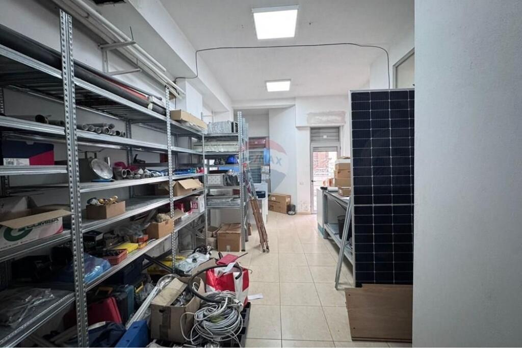 ISH PARKU, AMBIENTE COMMERCIALE IN VENDITA