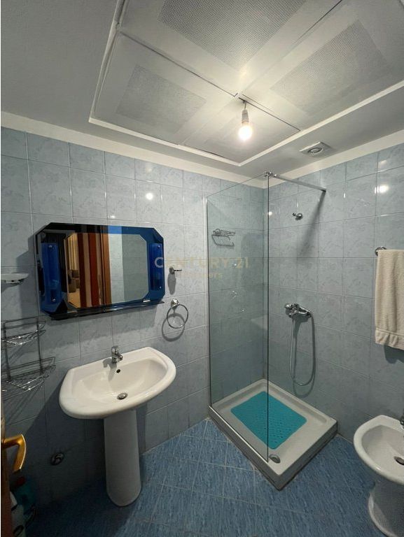 Appartamento moderno 2+1+2 in affitto nella zona Globe, vicino al ex Parco, Tirana.