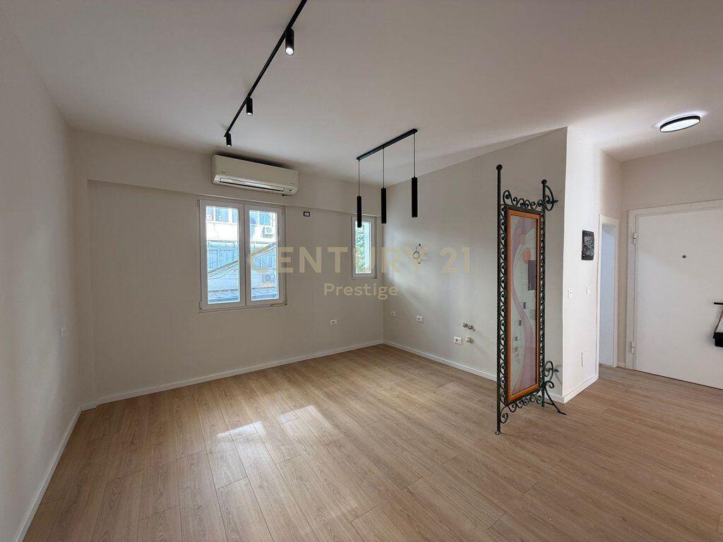 AMBIENT ZYRE ME QIRA, QENDER TEK PAZARI I RI MBI NEPTUN, TIRANE!