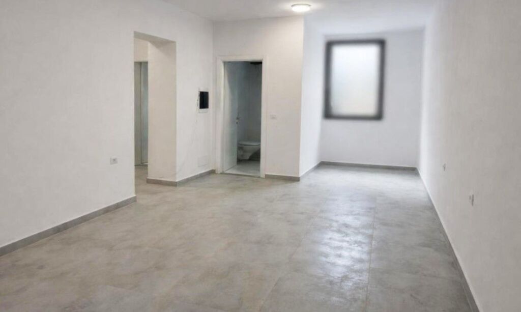 Dyqan Ne Shitje Prane Stadiumit Dinamo (ID BD1166) Tirane