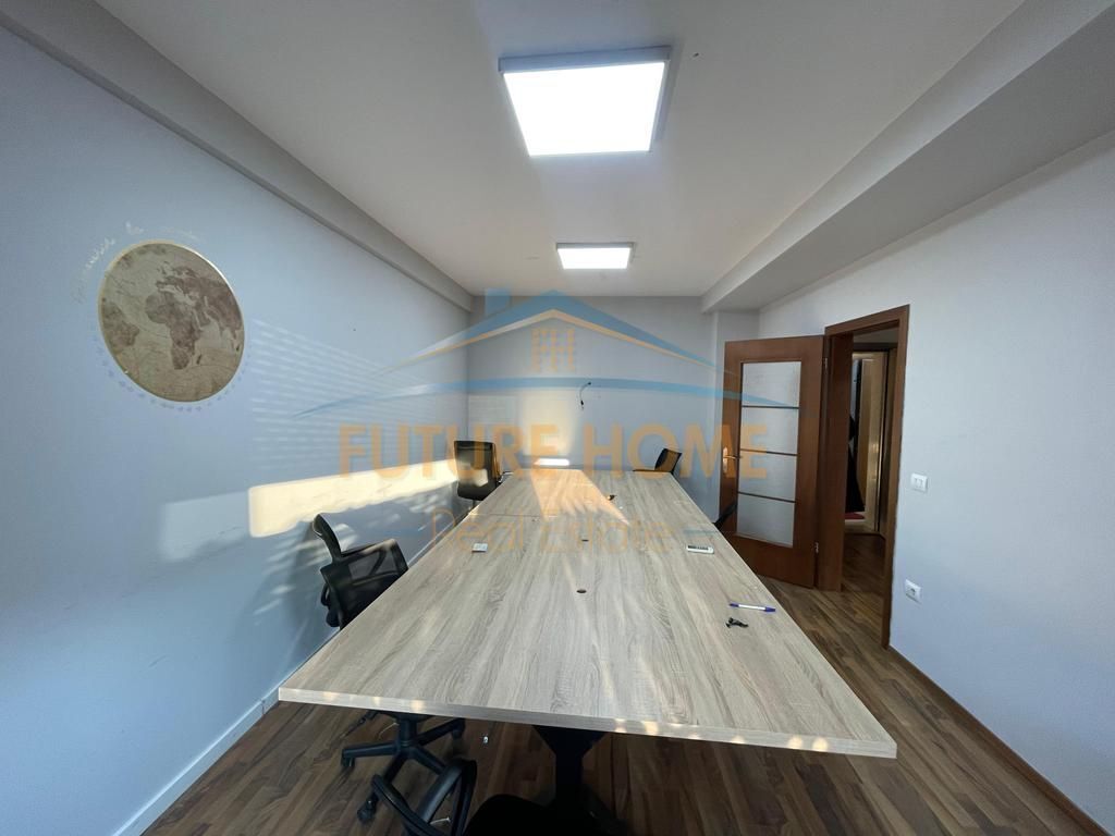 Qira, Ambient per zyra+2 Poste Parkimi, 21 Dhjetori