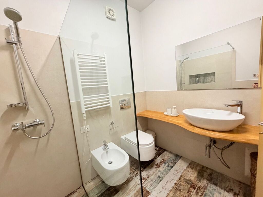 SHITET apartament 3+1 plot dritë tek HIPOTEKA e Tiranës