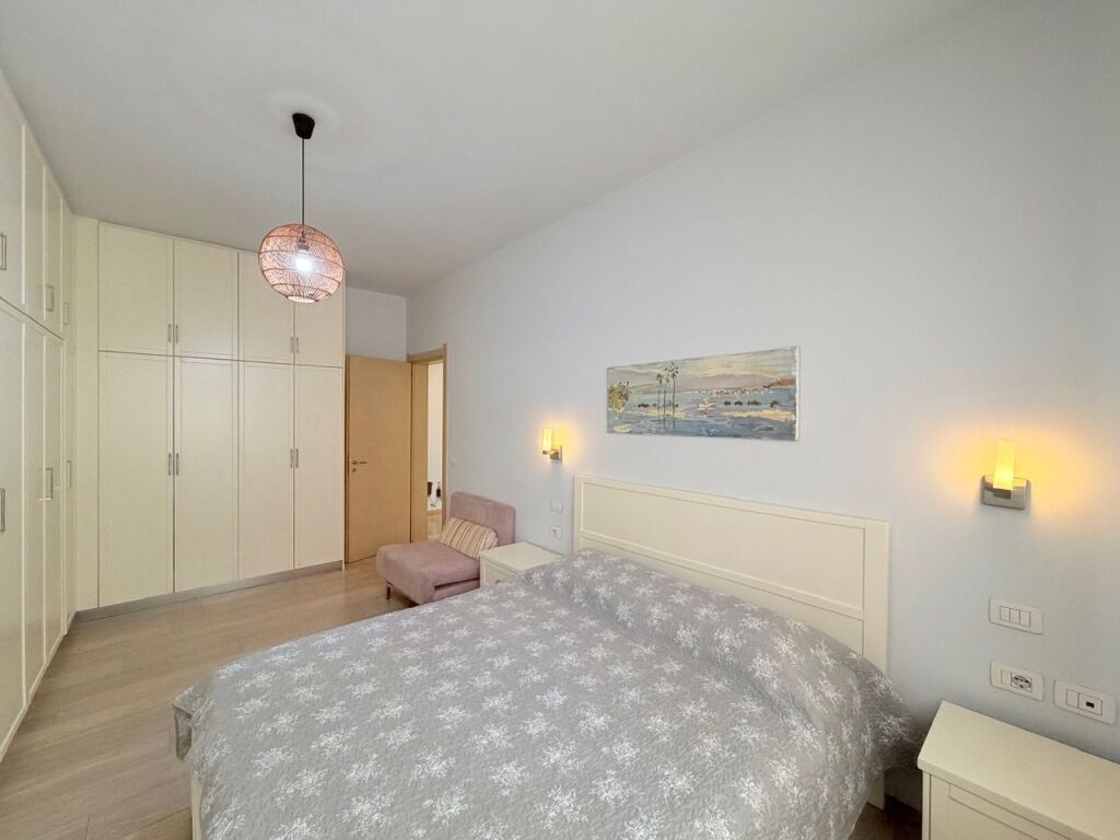 SHITET apartament 3+1 plot dritë tek HIPOTEKA e Tiranës
