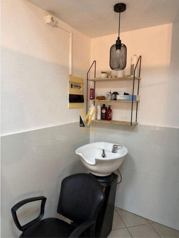 RENTING 16 M2 SPACE AT 21 DHJETORI 300 EURO