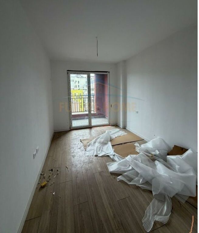 SHITET APARTAMENT 1+1 PRANE STACIONIT TE TRENIT