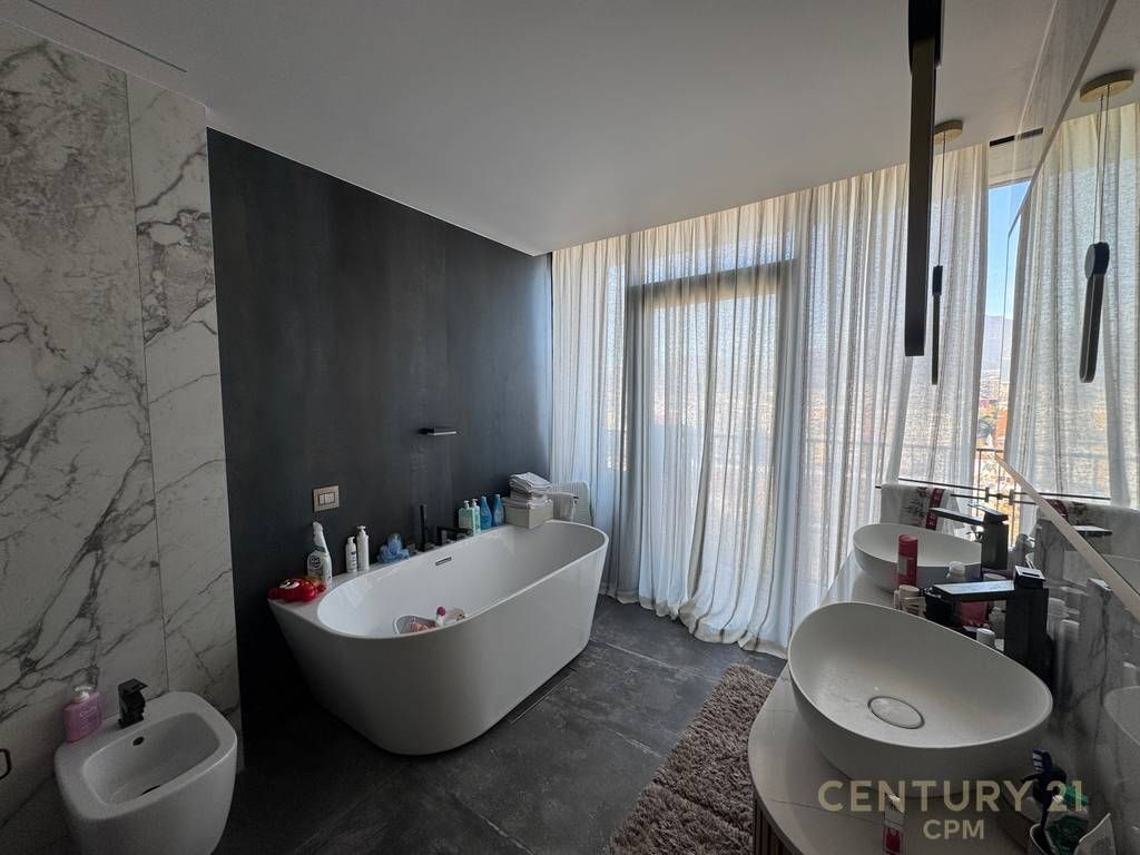 Apartament luksoz për shitje në Lake View Residence