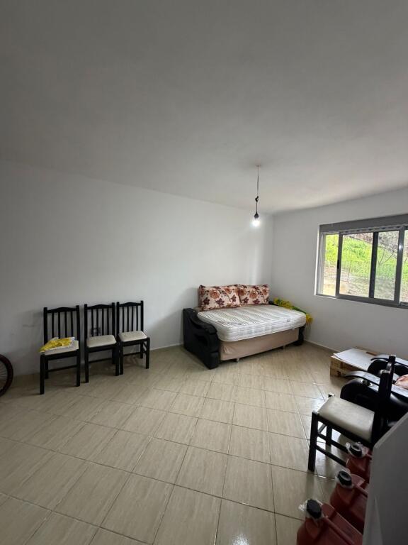 Shitet Apartament 1+1 i ndodhur ne shkembin e kavajes mbi shina