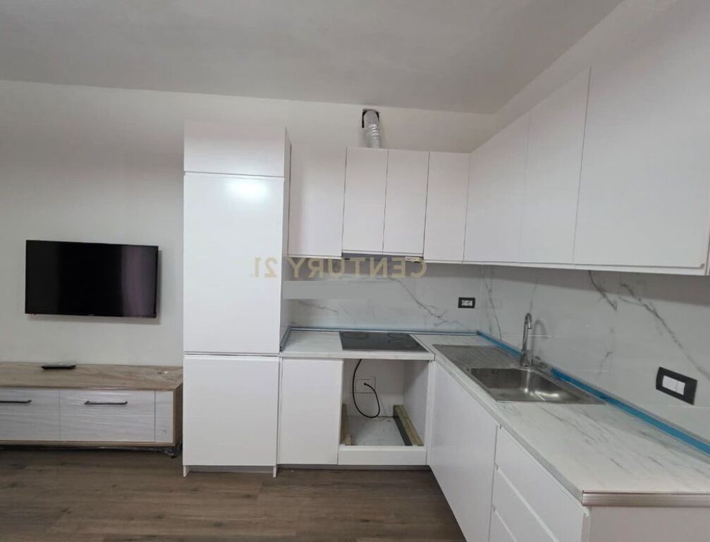 APARTAMENT 1+1+VERANDE, KOMUNA E PARISIT, PRANE LULISHTES 1 MAJI