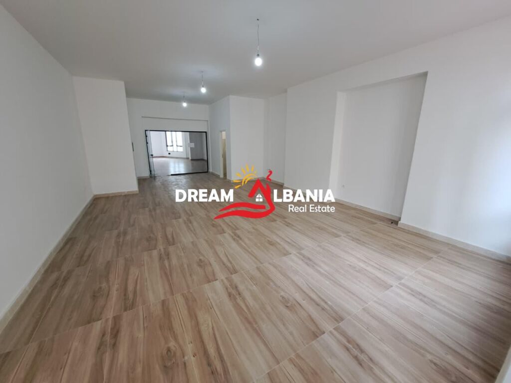 2 Ambienti Commerciali in Affitto nel Centro di Tirana (ID 42611403)