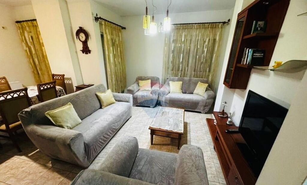 Jepet apartament me qera 2+1, Komuna e Parisit