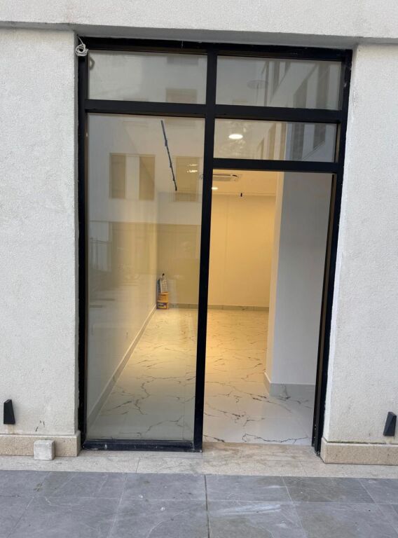 🏡 Locale commerciale in affitto presso Donika Center, Via Mine Peza!