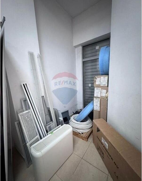 ISH PARKU, AMBIENTE COMMERCIALE IN VENDITA