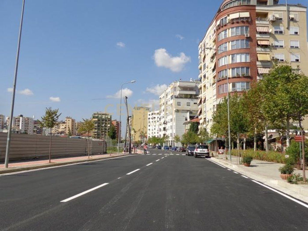 JEPET APARTAMENT 3+1+2 TEK RRUGA E KOSOVARVE ME QIRA