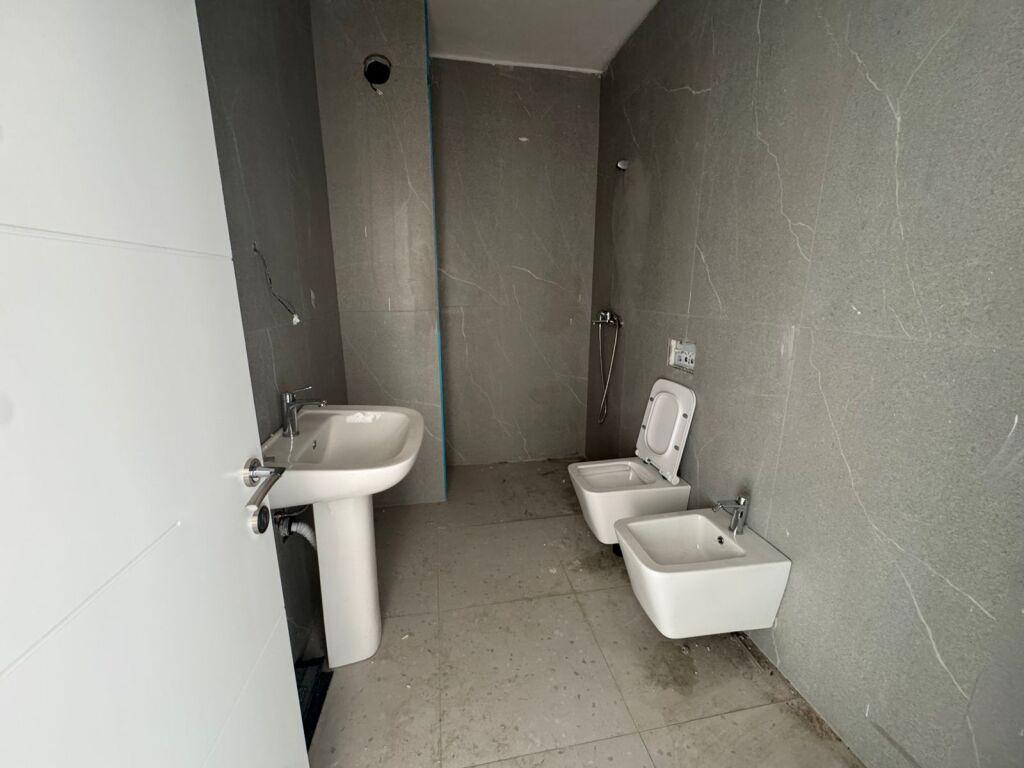 Shitet Apartament 1+1 , Bulevardi Ri
