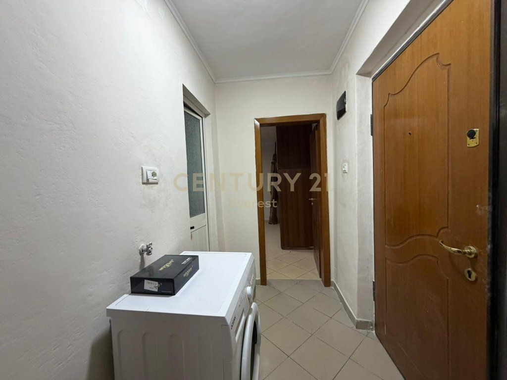 SHKOLLA BASHKUAR, SHESIM APARTAMENT 1+1 !