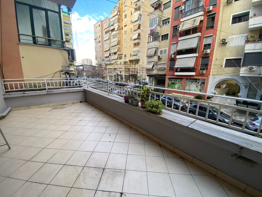 Shitet 1+1,i mobiluar me verande,komune e parisit,180.000 euro