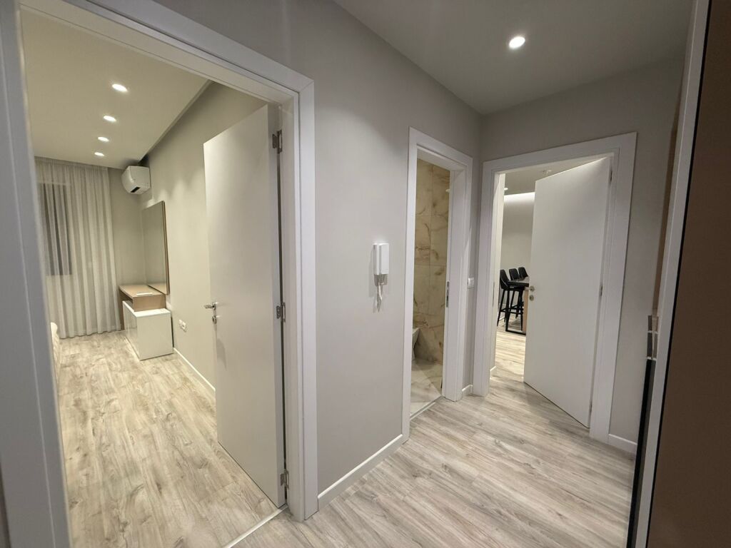 FOR RENT !! MODERN APARTMENT 1+1 + PARKING SPACE AT OASIS LAKE RESIDENCE NEAR VET HOSPITAL !!