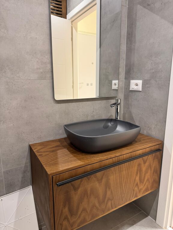 Jepet me qera apartament 1+1 – Xhamllik