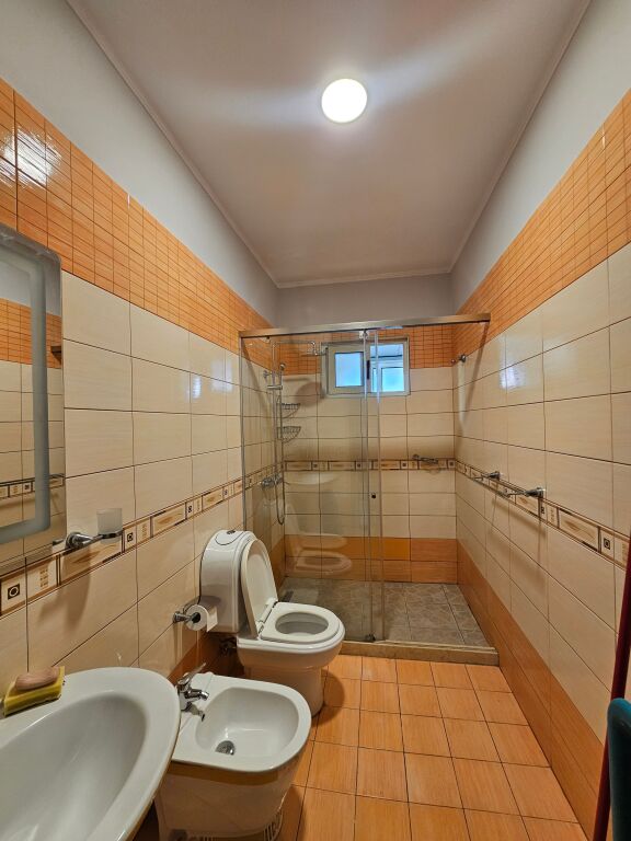 A Myslym Shyr "vicino alla banca BKT Affittasi appartamento 2+1+2 wc 5° piano palazzo vecchio "senza ascensore" 120 m² completamente ristrutturato da zero Prezzo 55.000 lek