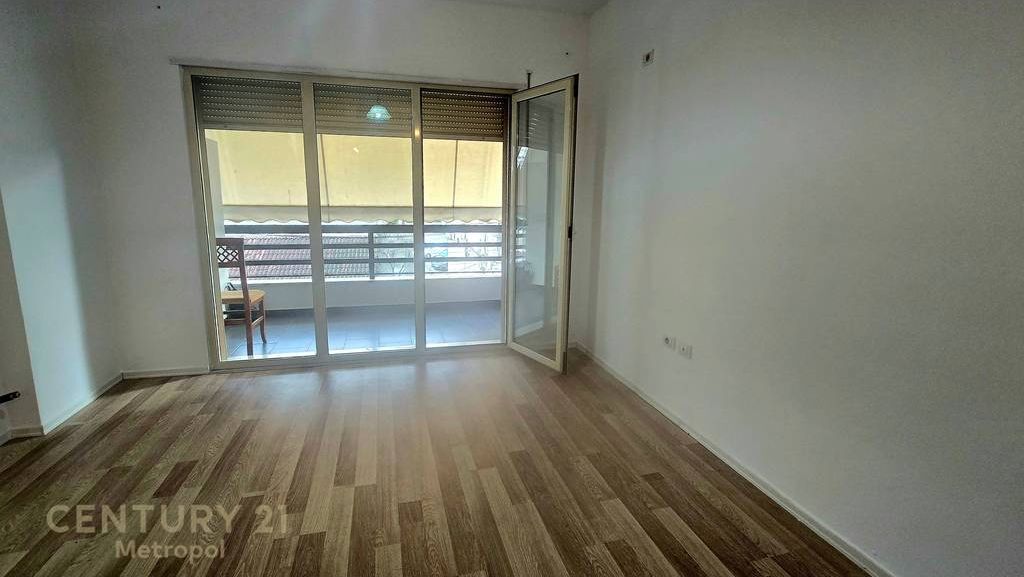Apartament - Studio për shitje, te fusha e Ali Demit !!