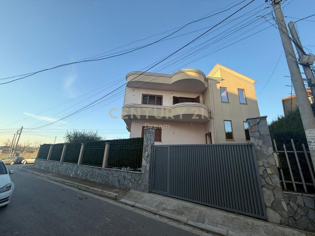 Villa su due piani in vendita vicino alla Moschea a Babrru