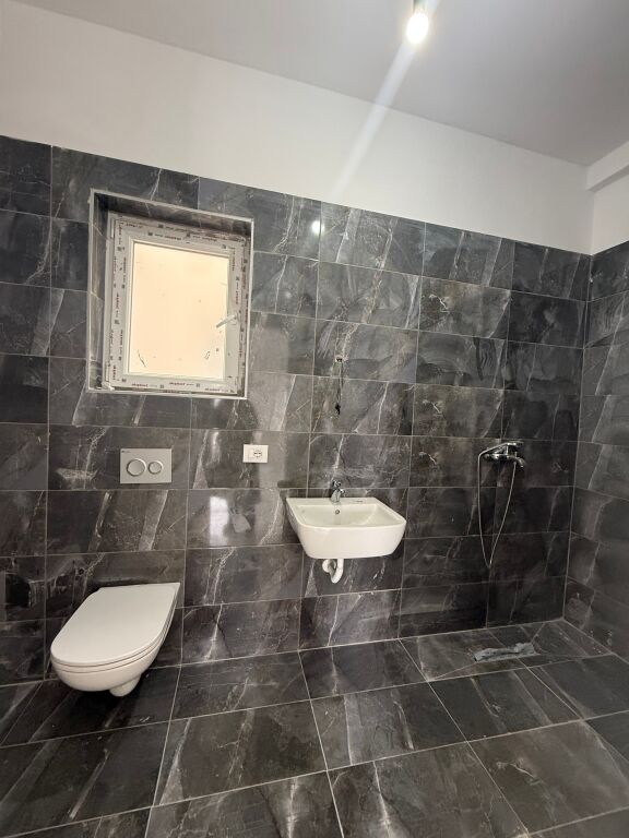 🏠Appartamento 2+1+2 in vendita 📍Nuovo Boulevard, Residenza Bermon 🏢5° piano, con ascensore 📐Superficie 103,34m2 Netti, 119,47m2 Lordi 💶 Prezzo: 168.000€