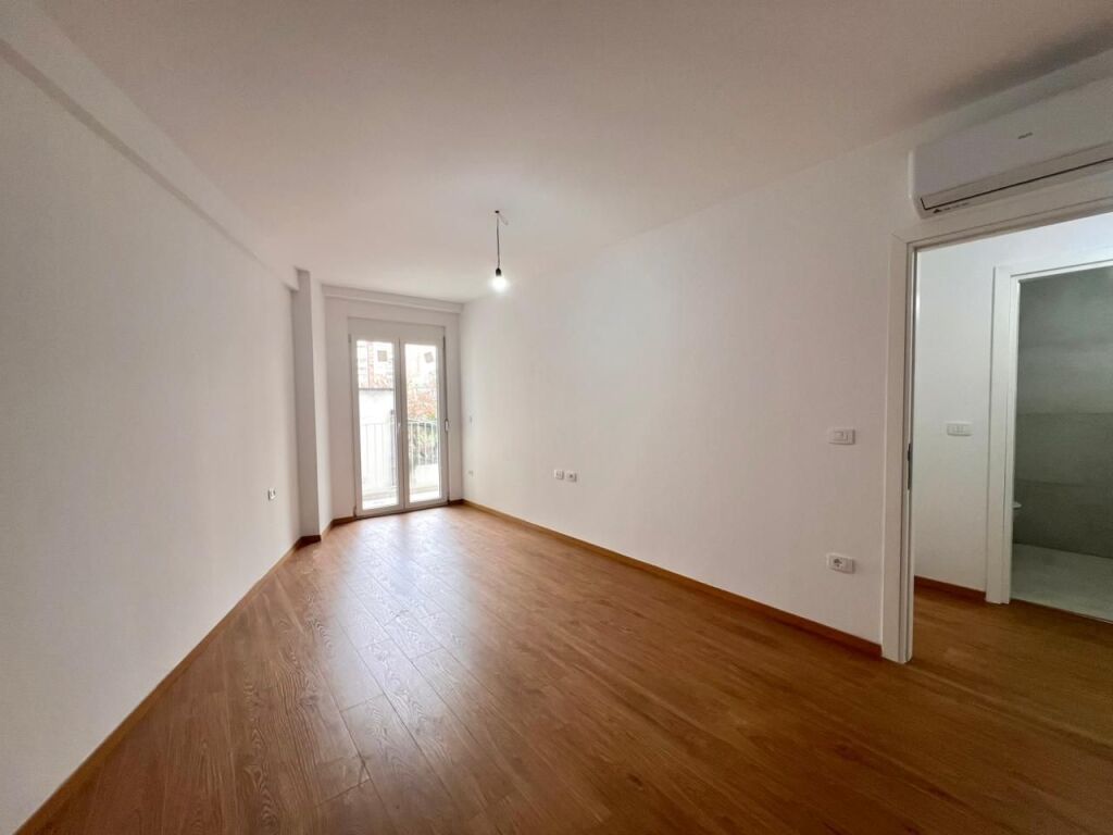 Titolo -- In Affitto: Ufficio Gigante | 3 Ambienti (128m2) 📍Via Elbasanit - Via Faik Konica, facciata dalla Strada || 2.000€/mese