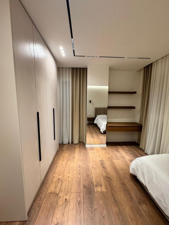 Jepet me qera apartament 1+1 – Xhamllik