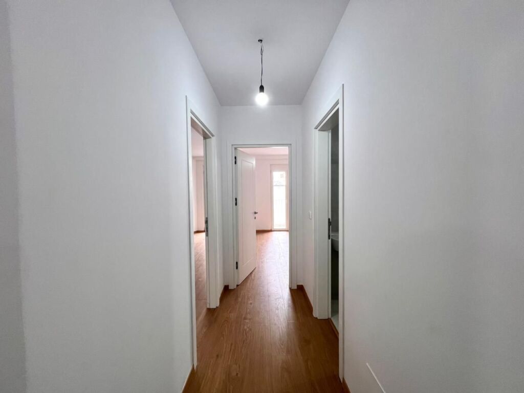 Titolo -- In Affitto: Ufficio Gigante | 3 Ambienti (128m2) 📍Via Elbasanit - Via Faik Konica, facciata dalla Strada || 2.000€/mese