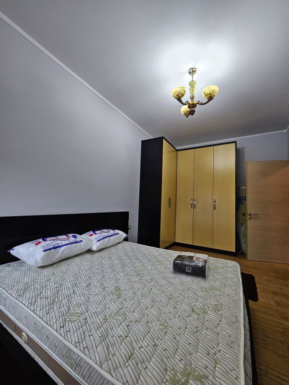 A Myslym Shyr "vicino alla banca BKT Affittasi appartamento 2+1+2 wc 5° piano palazzo vecchio "senza ascensore" 120 m² completamente ristrutturato da zero Prezzo 55.000 lek