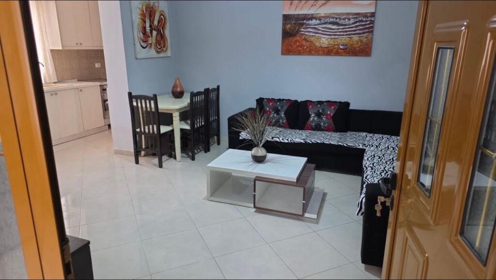 Apartament I konvertuar ne 2+1 ne xhamllik