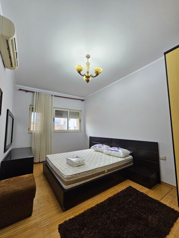 A Myslym Shyr "vicino alla banca BKT Affittasi appartamento 2+1+2 wc 5° piano palazzo vecchio "senza ascensore" 120 m² completamente ristrutturato da zero Prezzo 55.000 lek