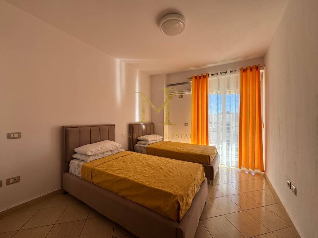 Jepet me qera 2+1 (2 banjo) me ballkon i bolshem me pamje nga deti