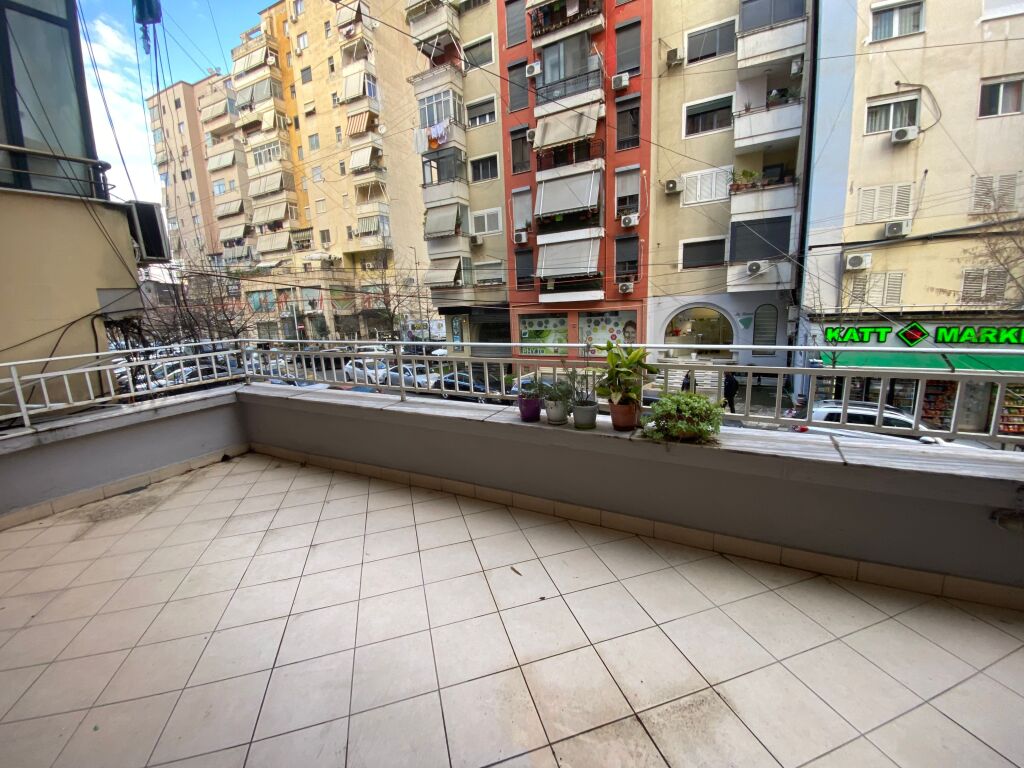 Shitet 1+1,i mobiluar me verande,komune e parisit,180.000 euro