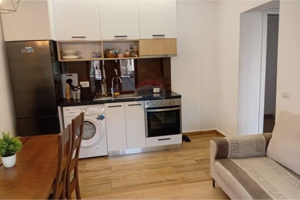 Shitet apartament tek hotel Colosseo