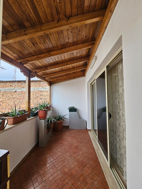 A Myslym Shyr "vicino alla banca BKT Affittasi appartamento 2+1+2 wc 5° piano palazzo vecchio "senza ascensore" 120 m² completamente ristrutturato da zero Prezzo 55.000 lek